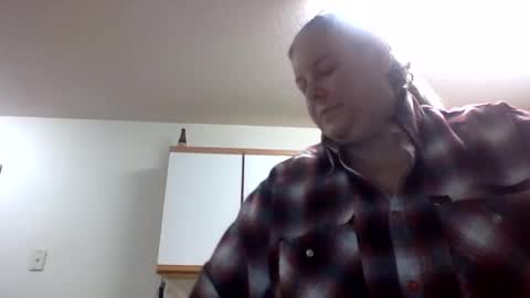 Snapshot of hippysnewhere chatting on 17, 5, 2026 hippysnewhere online show from 17, 5, 2026