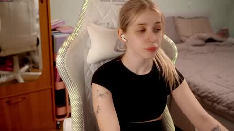 Snapshot of ho1yh01e chatting on 6, 5, 2026 Holly online show from 6, 5, 2026