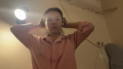 Snapshot of hola_sunflower chatting on 12, 10, 2025 amy online show from 12, 10, 2025