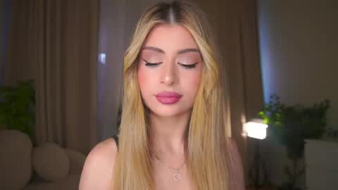 Snapshot of holayoula chatting on 19, 4, 2026 Moni Monica online show from 19, 4, 2026