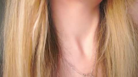 Snapshot of holayoula chatting on 5, 5, 2026 Moni Monica online show from 5, 5, 2026