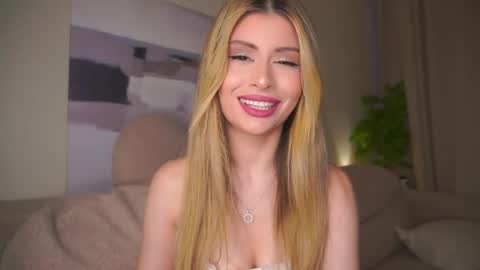 Snapshot of holayoula chatting on 12, 5, 2026 Moni Monica online show from 12, 5, 2026