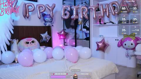 Snapshot of holliwould_ chatting on 10, 4, 2026 Holli online show from 10, 4, 2026