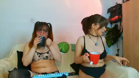 Snapshot of holly_and_honey_69 chatting on 15, 6, 2026 Holly and Honey online show from 15, 6, 2026