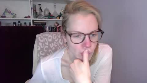 Snapshot of holly_bourbon chatting on 3, 3, 2026 holly_bourbon online show from 3, 3, 2026