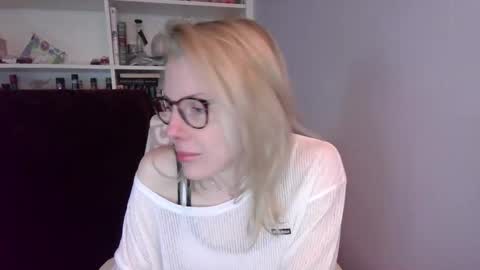 Snapshot of holly_bourbon chatting on 4, 3, 2026 holly_bourbon online show from 4, 3, 2026