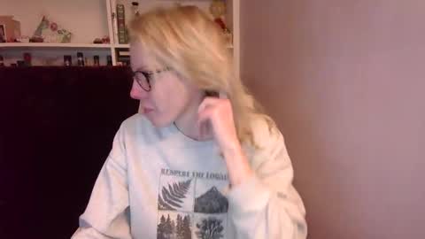 Snapshot of holly_bourbon chatting on 6, 3, 2026 holly_bourbon online show from 6, 3, 2026