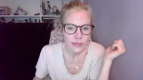 Snapshot of holly_bourbon chatting on 6, 3, 2026 holly_bourbon online show from 6, 3, 2026