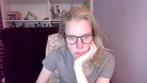 Snapshot of holly_bourbon chatting on 8, 3, 2026 holly_bourbon online show from 8, 3, 2026