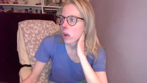 Snapshot of holly_bourbon chatting on 9, 3, 2026 holly_bourbon online show from 9, 3, 2026