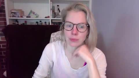 Snapshot of holly_bourbon chatting on 11, 3, 2026 holly_bourbon online show from 11, 3, 2026