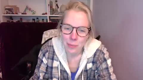 Snapshot of holly_bourbon chatting on 12, 3, 2026 holly_bourbon online show from 12, 3, 2026