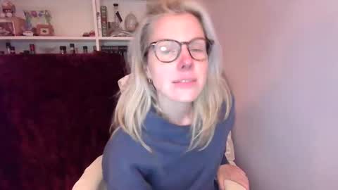 Snapshot of holly_bourbon chatting on 7, 4, 2026 holly_bourbon online show from 7, 4, 2026