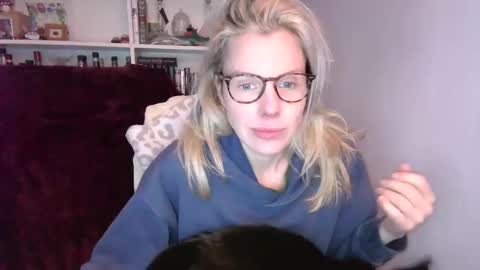 Snapshot of holly_bourbon chatting on 7, 4, 2026 holly_bourbon online show from 7, 4, 2026