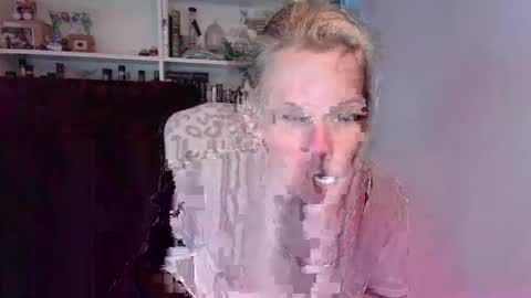 Snapshot of holly_bourbon chatting on 22, 4, 2026 holly_bourbon online show from 22, 4, 2026