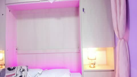 Snapshot of hollyadamss_ chatting on 15, 4, 2026 Sofia online show from 15, 4, 2026