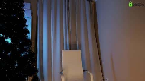 Snapshot of hollyextra chatting on 19, 12, 2024 hollyextra online show from 19, 12, 2024