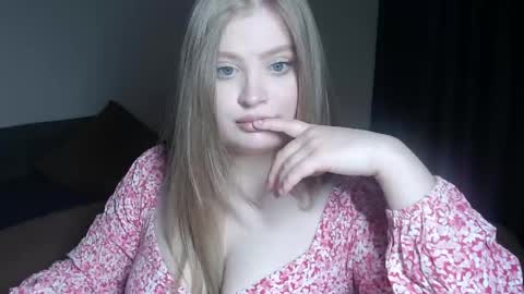 Snapshot of hollykira chatting on 8, 5, 2026 hollykira online show from 8, 5, 2026