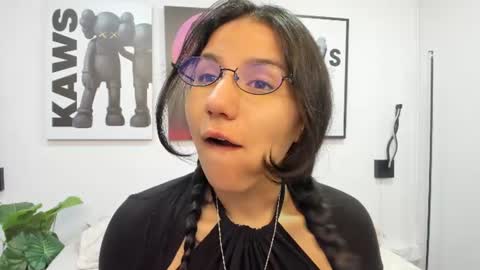 Snapshot of hollypeach_ chatting on 15, 6, 2026 hollypeach_ online show from 15, 6, 2026