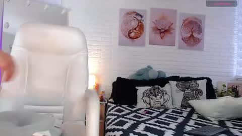 hollyt1 online show from 16, 4, 2026