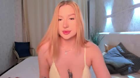 Snapshot of hollyylee chatting on 14, 2, 2026 Emma online show from 14, 2, 2026