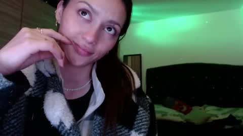 holy_julii online show from 10, 6, 2026