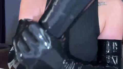 Snapshot of holycatharsis chatting on 17, 12, 2025 Goddess Holy Catharsis online show from 17, 12, 2025