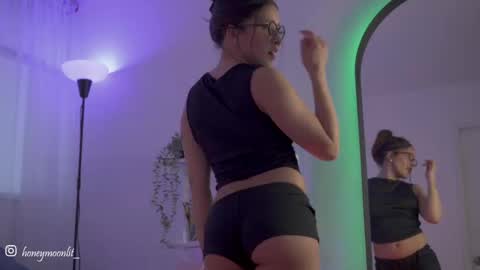 honeeeey_ online show from 15, 9, 2025