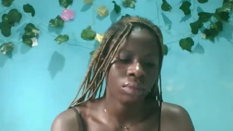 Snapshot of honey_bug2 chatting on 21, 9, 2025 Queen online show from 21, 9, 2025