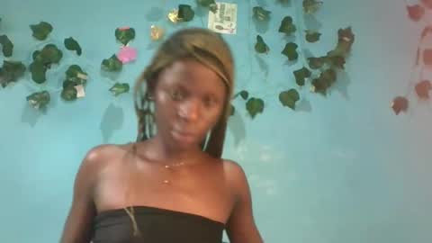 Snapshot of honey_bug2 chatting on 30, 9, 2025 Queen online show from 30, 9, 2025