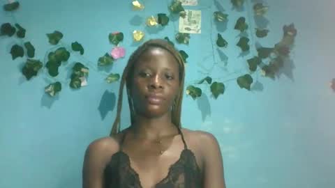 Snapshot of honey_bug2 chatting on 1, 10, 2025 Queen online show from 1, 10, 2025