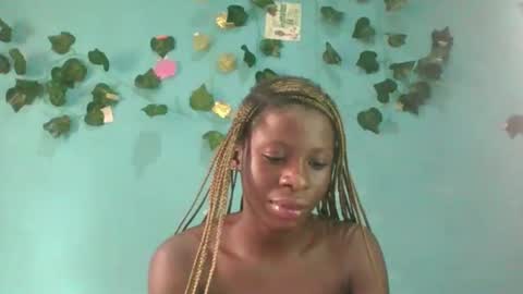 Snapshot of honey_bug2 chatting on 6, 10, 2025 Queen online show from 6, 10, 2025