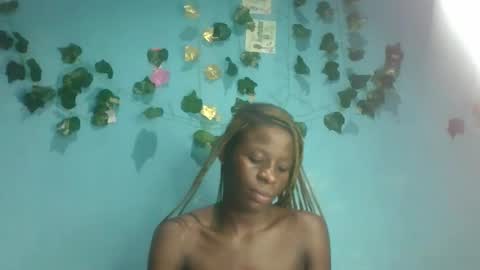 Snapshot of honey_bug2 chatting on 6, 10, 2025 Queen online show from 6, 10, 2025