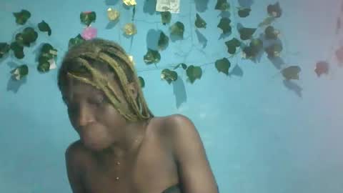 Snapshot of honey_bug2 chatting on 15, 10, 2025 Queen online show from 15, 10, 2025