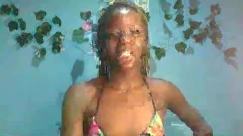 Snapshot of honey_bug2 chatting on 17, 10, 2025 Queen online show from 17, 10, 2025