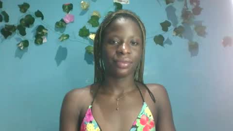 Snapshot of honey_bug2 chatting on 19, 10, 2025 Queen online show from 19, 10, 2025