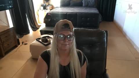 Snapshot of honeybuhnny chatting on 13, 3, 2026 honeybuhnny online show from 13, 3, 2026