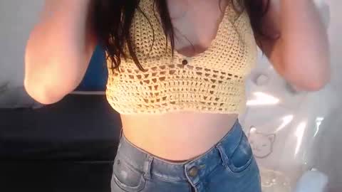 Snapshot of honeybuu_ chatting on 18, 3, 2026 Emily online show from 18, 3, 2026