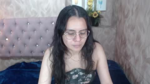 Snapshot of honeybuu_ chatting on 9, 4, 2026 Emily online show from 9, 4, 2026