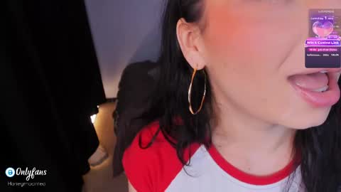 Snapshot of honeymoontea chatting on 22, 4, 2026 online show from 22, 4, 2026