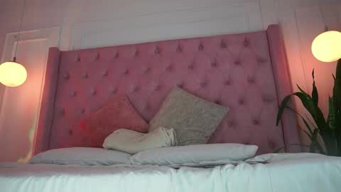 Honey Moon  Help me to reach 100 thumbs up online show from 15, 4, 2026