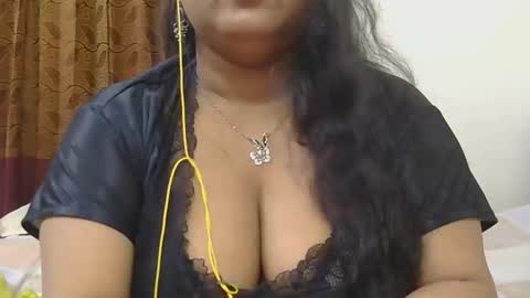 Snapshot of horneydesibabe chatting on 11, 10, 2025 horneydesibabe online show from 11, 10, 2025
