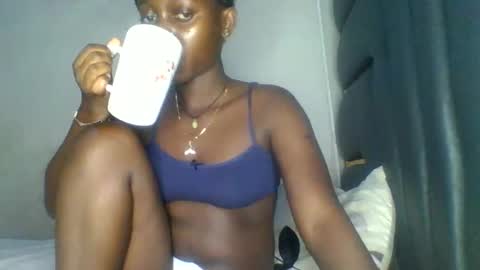 Snapshot of hornybella84 chatting on 25, 5, 2026 Bella online show from 25, 5, 2026