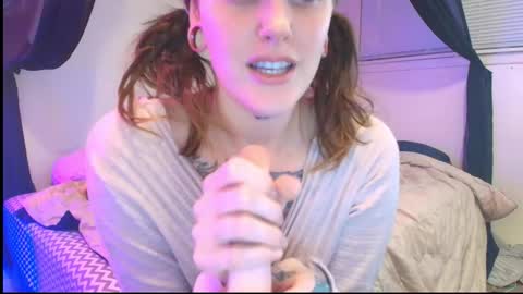 Snapshot of hotwetfreak chatting on 4, 12, 2025 Lili Vixen online show from 4, 12, 2025