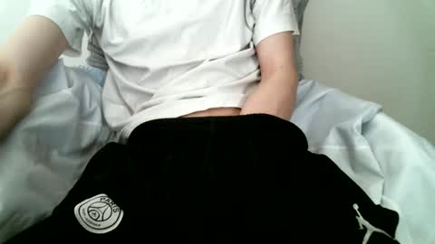 Snapshot of hug_me chatting on 10, 9, 2025 Keanu online show from 10, 9, 2025