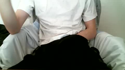 Snapshot of hug_me chatting on 6, 10, 2025 Keanu online show from 6, 10, 2025