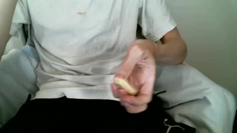 Snapshot of hug_me chatting on 28, 10, 2025 Keanu online show from 28, 10, 2025