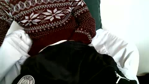 Snapshot of hug_me chatting on 5, 12, 2025 Keanu online show from 5, 12, 2025