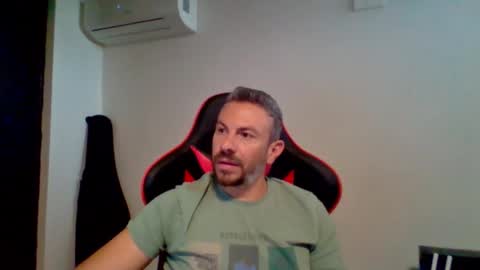 Snapshot of huge__cumshot chatting on 11, 9, 2025 huge__cumshot online show from 11, 9, 2025