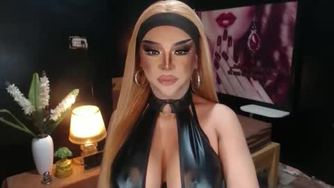 Snapshot of hugecockchristine chatting on 4, 4, 2026 Christine online show from 4, 4, 2026